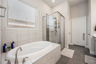 Building Photo - 5622 Vintage Oaks Ln