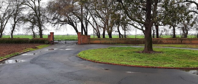 Foto del edificio - BEAUTIFUL COUNTRY HOME IN OAKVIEW SCHOOL D...