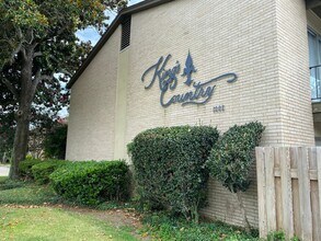 Building Photo - 1008 S College Rd