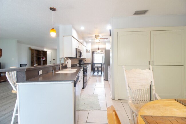 Building Photo - 77 Cardinal Dr