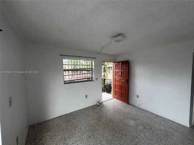 Building Photo - 619 SW 11th Ave