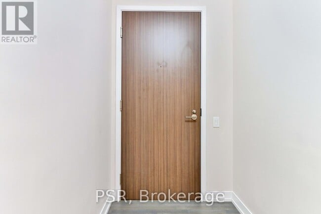 Building Photo - 560 King St W