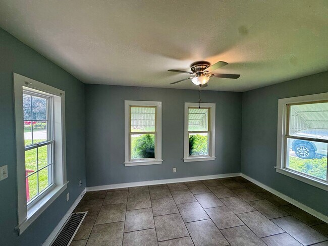 Foto del edificio - Charming 2-Bed, 1-Bath Single-Family Home in Coal Valley – Available Now!