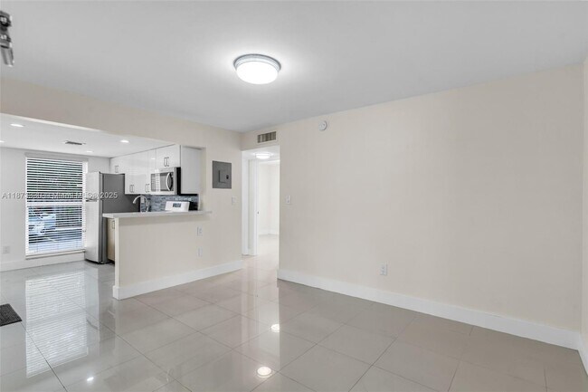 Foto del edificio - 241 S Royal Poinciana Blvd