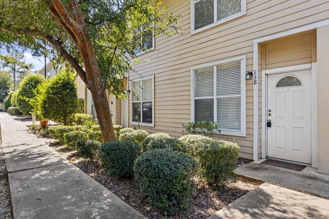 Building Photo - Close to UF Two Story Townhouse