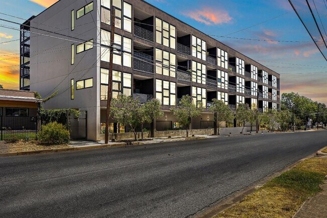 Foto del edificio - 1322 E 12th St