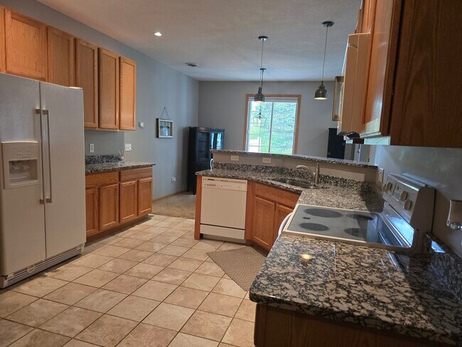 Foto del edificio - 9649 Peony Ln N