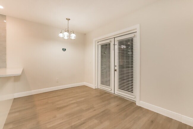 Foto del edificio - 412 Regal Park Dr