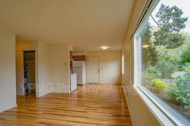 Building Photo - 609 W McLoughlin Blvd