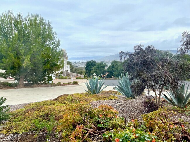 Building Photo - Custom Built 4 Bedroom Home on a Large Gro...