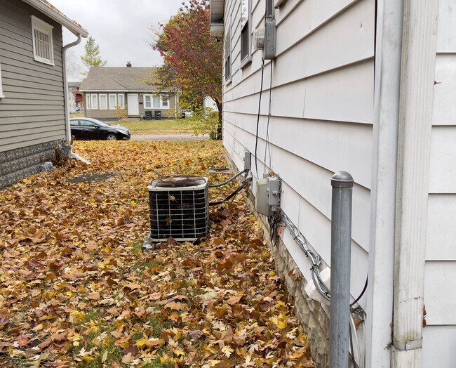 Building Photo - PRELEASING for AUGUST! Close to Campus