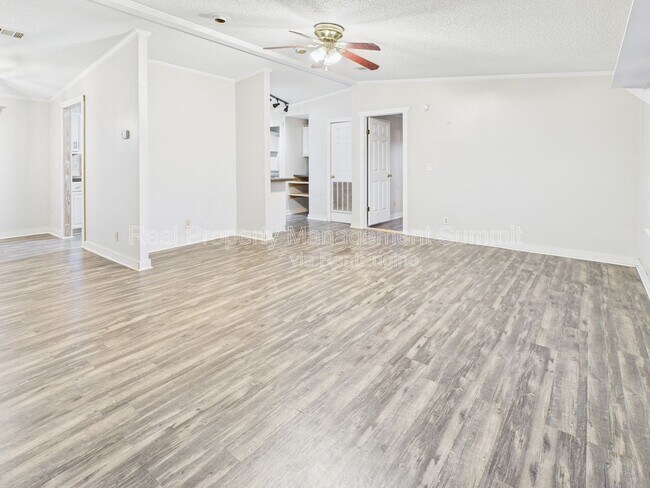 Building Photo - 15 Hayfield Ln