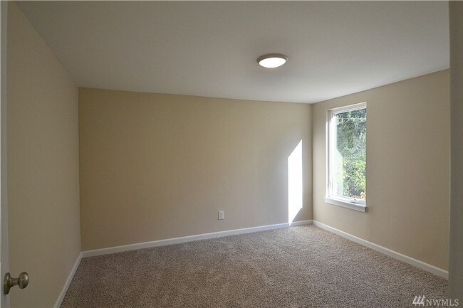 Building Photo - Craftsman Home in Port Orchard!