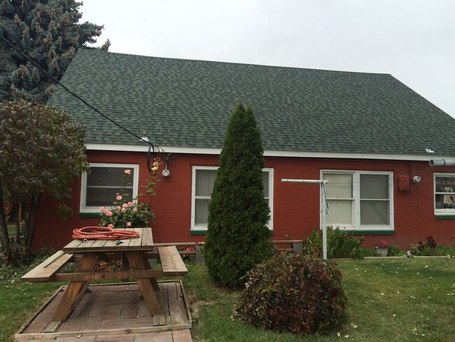 Building Photo - 2bed 1bath Duplex in The Heart of Town!!