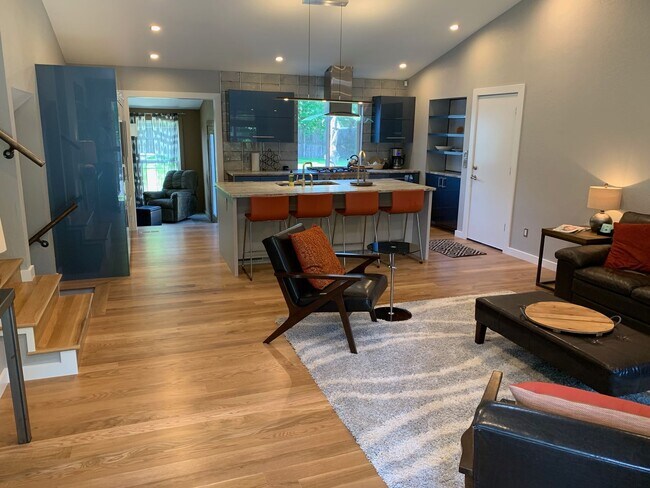 Building Photo - Wonderful 4BD/3BA Home in Louisville! Available April 1st!