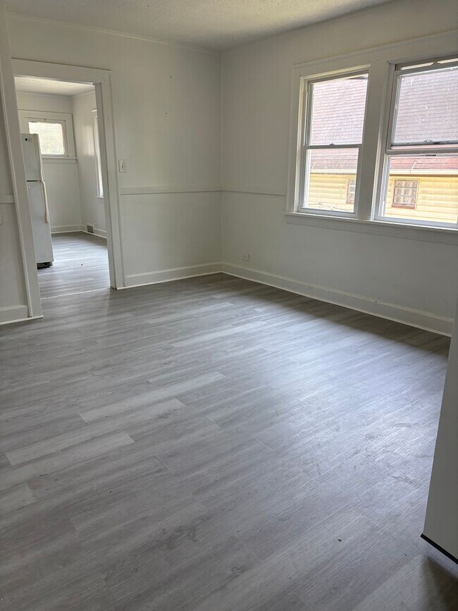 Building Photo - 3164 W 48th St