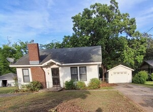 Building Photo - 605 Oak Park Dr