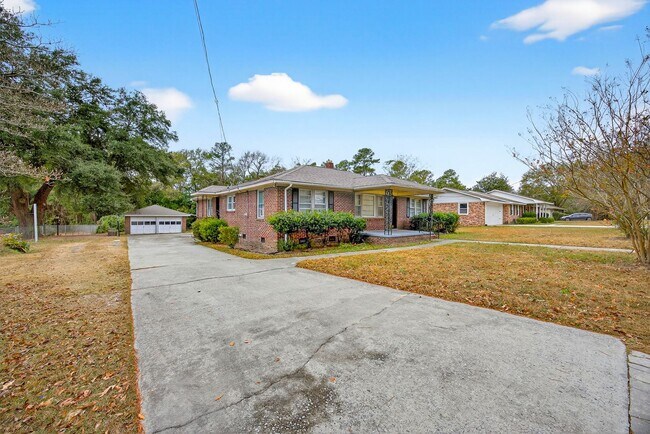 Foto del edificio - AVAILABLE NOW! ALL-BRICK RANCH IN WEST COLUMBIA!