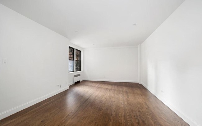 Foto del edificio - 70 E 9th St