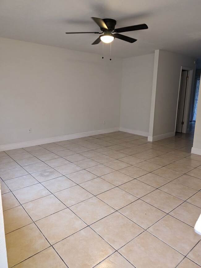 Foto del edificio - Remodeled and spacious 2 bedrooms with pat...