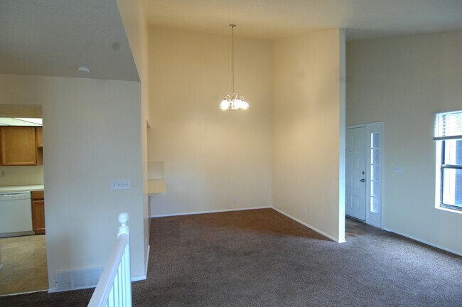 Foto del edificio - Great 4 Bedroom Now Available