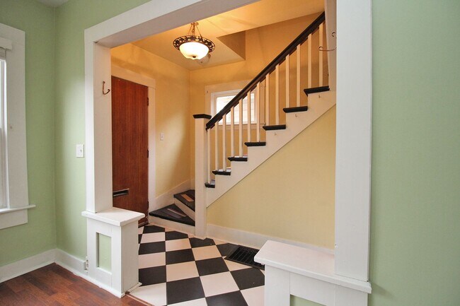 Foto del edificio - Unique 2-story Layout 1Bd + BONUS w/ 2 Bath House in Walkable Mississippi Neighborhood