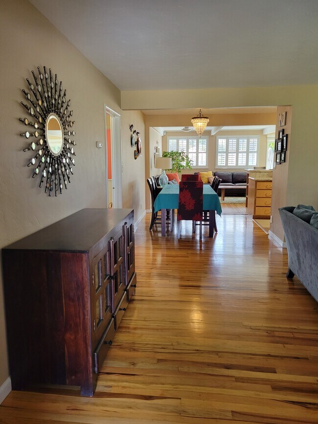 Entry - 123 Poinsettia Ave