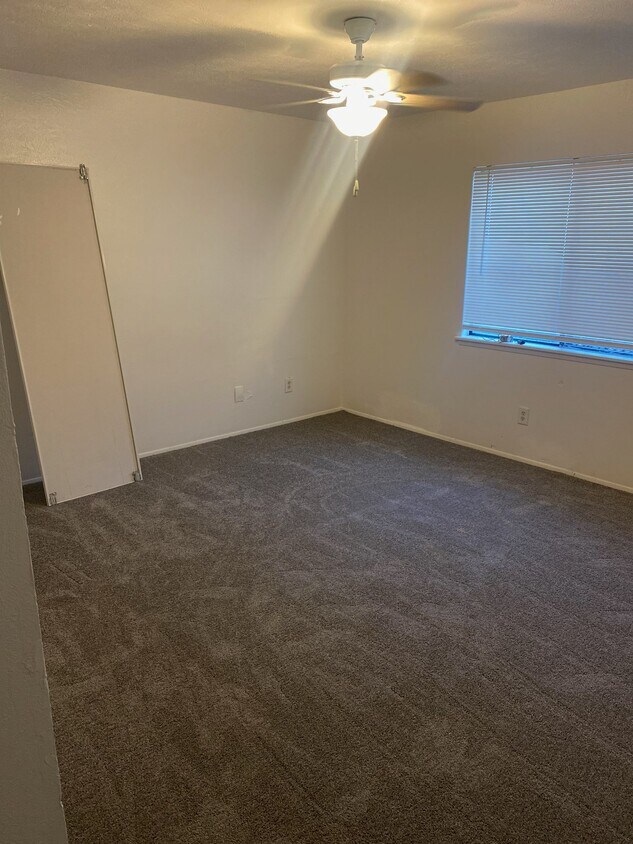 Building Photo - 9532 Brewster St