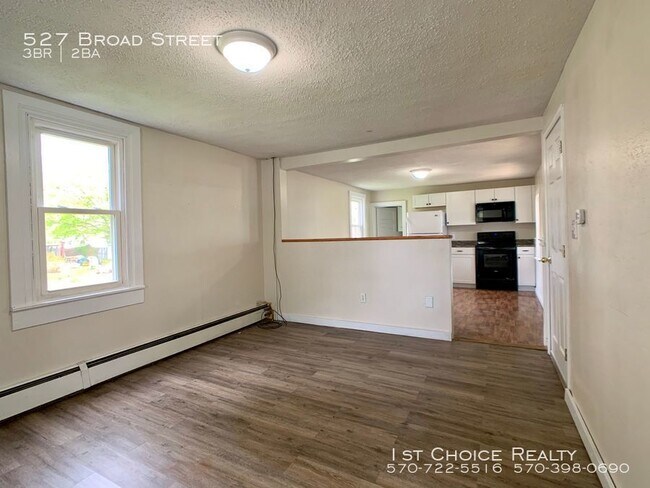 Building Photo - 3 bedroom 1 1/2 bath home with a large yard