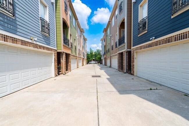 Building Photo - 609 Rutland St