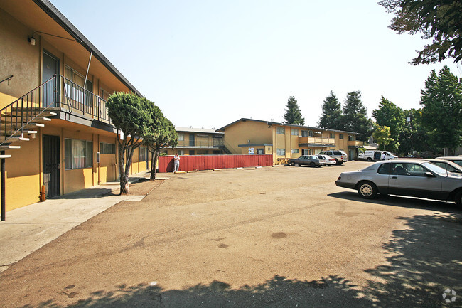 Building Photo - 16000 Mateo St