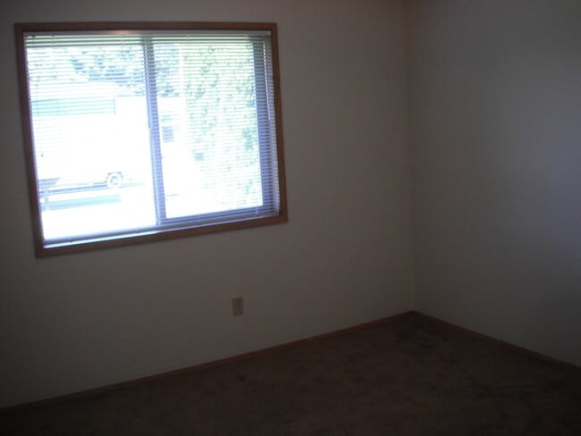 Building Photo - Spacious 3 Bdrm Single Level w/ Covered Pa...