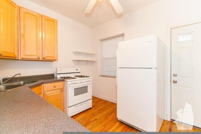Building Photo - 2 bedroom in Chicago IL 60613