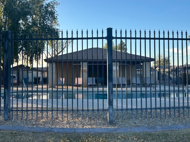 Piscina - 3340 S Parkside Dr