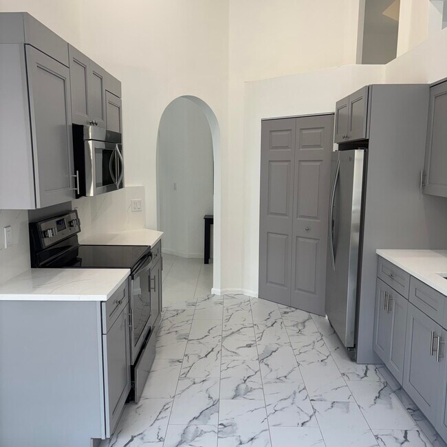 Building Photo - 9128 Long Lake Palm Dr