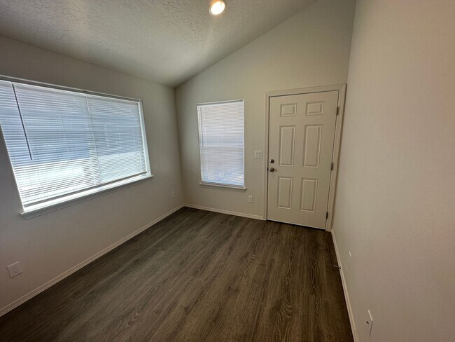 Foto del edificio - MIDTOWN Newer 2 Bdrm Cottage, 1 bath, Air Conditioning, Laundry Room, Large Patio, Off Street Par...