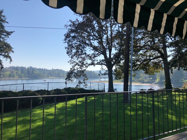 Willamette River View - 1550 SE Lava Dr