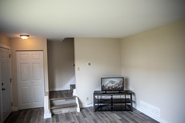 Building Photo - 3 bedroom in Kitimat BC V8C 1W4