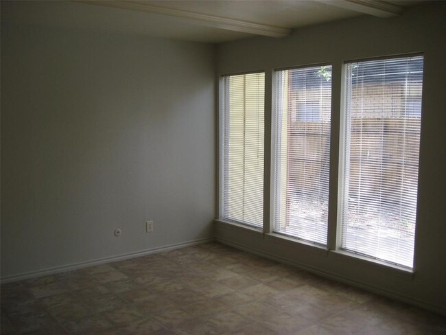 Building Photo - 2208 W Hickory St