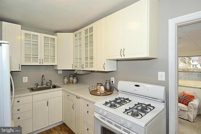Building Photo - 6930 Vanderbilt Dr