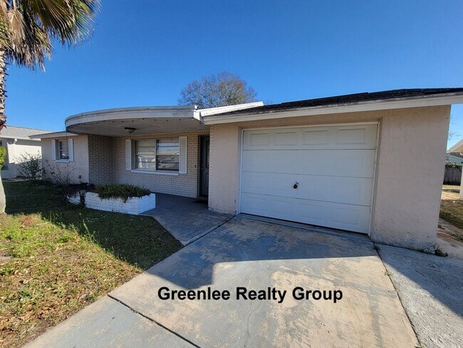 Building Photo - Spacious 2 Bedroom / 2 Bathroom Home with Bonus Living Area & Garage!