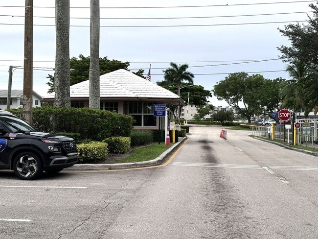 Building Photo - 1 BR/ 1.5 BEACH-THEMED ABODE- Century Village **Active 55+ Community * Furnished or Unfurnished**