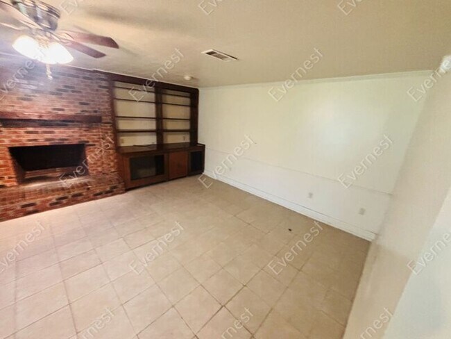 Building Photo - 152 W Woodcrest Dr