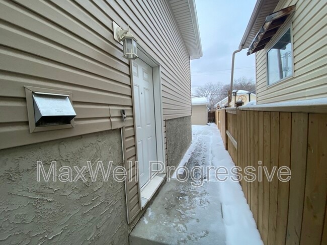 Photo du bâtiment - 11933 94 St NW