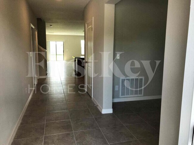 Building Photo - 9652 Sage Creek Dr