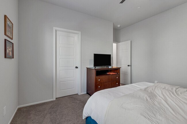 Building Photo - GORGEOUS TOWNHOME BUILT IN 2020 LOCATED IN A GATED COMMUNITY!
