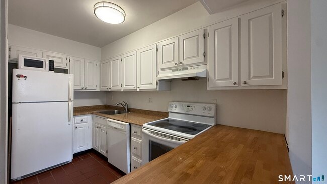 Building Photo - 500 Newfield Ave