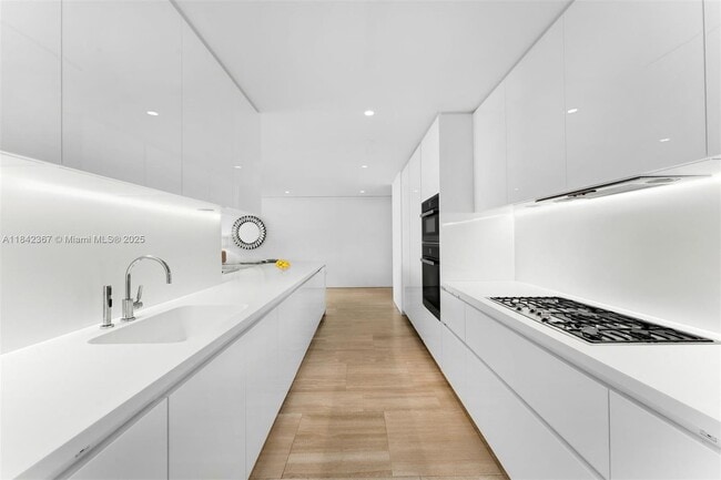 Building Photo - 9001 Collins Ave
