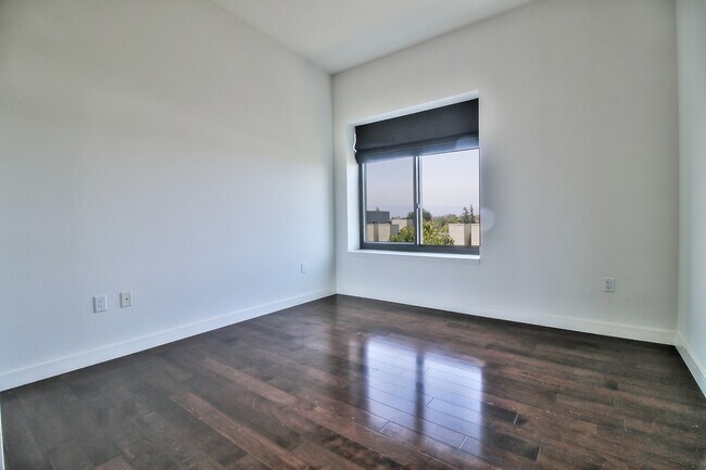 Building Photo - Unique 1 Bedroom Flat for Rent at Plant 51...
