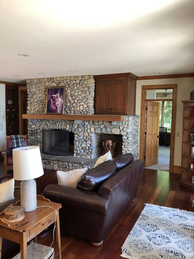 Building Photo - Waterfront turn home on Belle Isle drive s...